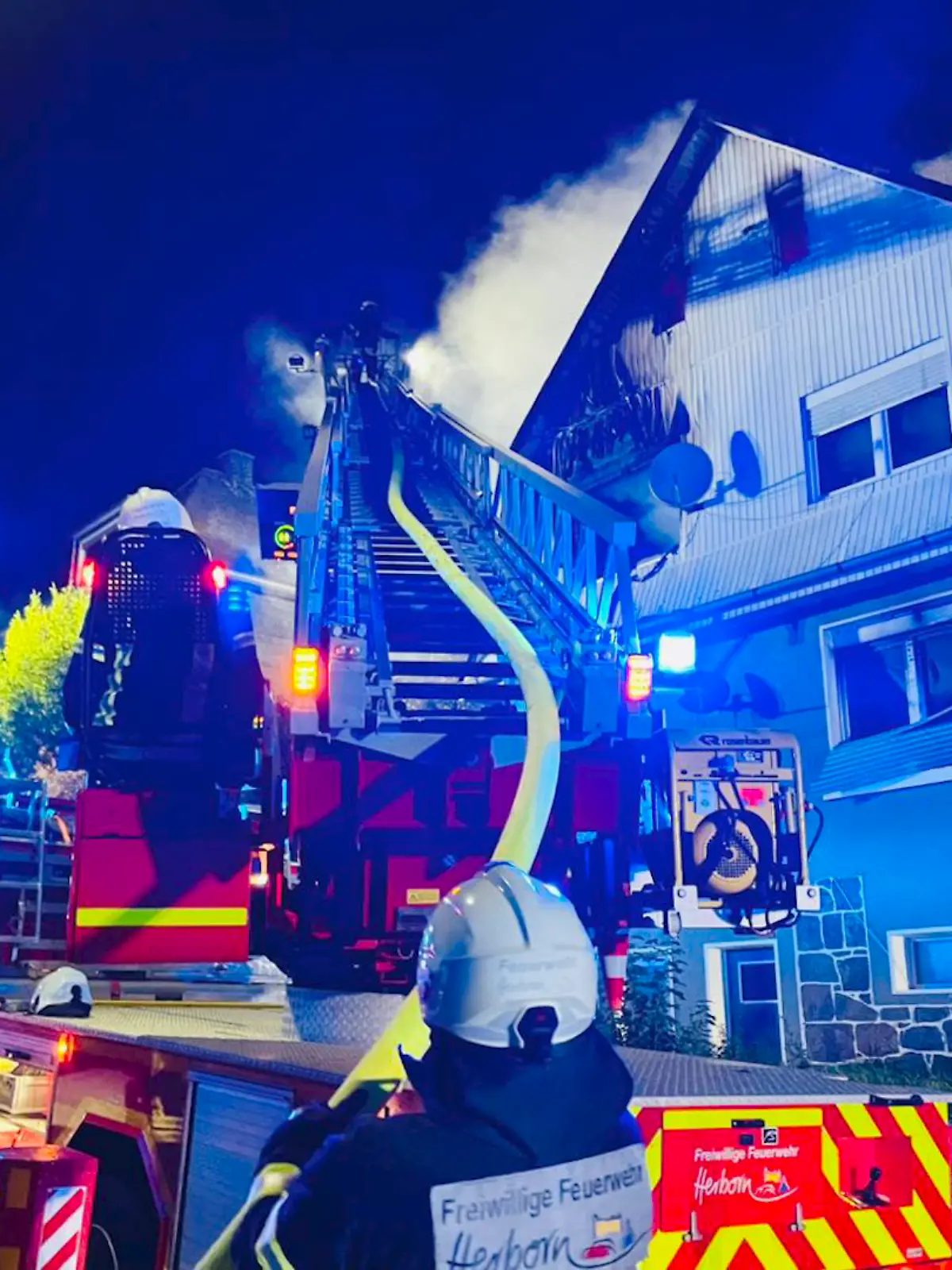 Bild zu: "Wohnhaus steht in Flammen - Junge (14) springt aus dem Obergeschoss "