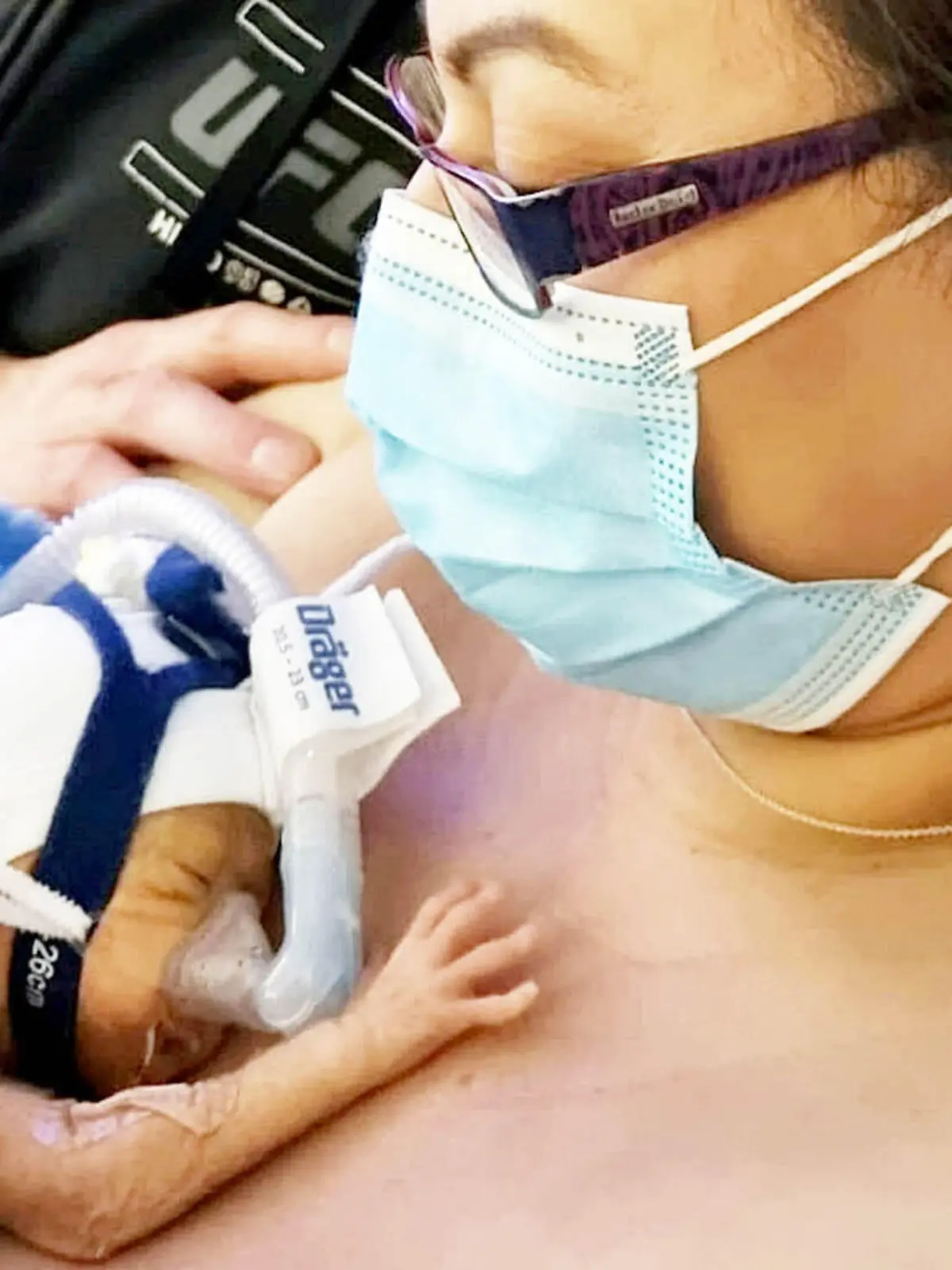 Mutter hält Kind auf dem Arm