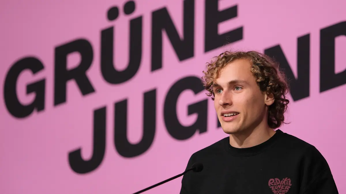 Jakob Blasel, Bewerber auf den Co-Bundesvorsitz der Grünen Jugend, spricht beim Bundeskongress der Jugendorganisation von Bündnis 90/Die Grünen. 