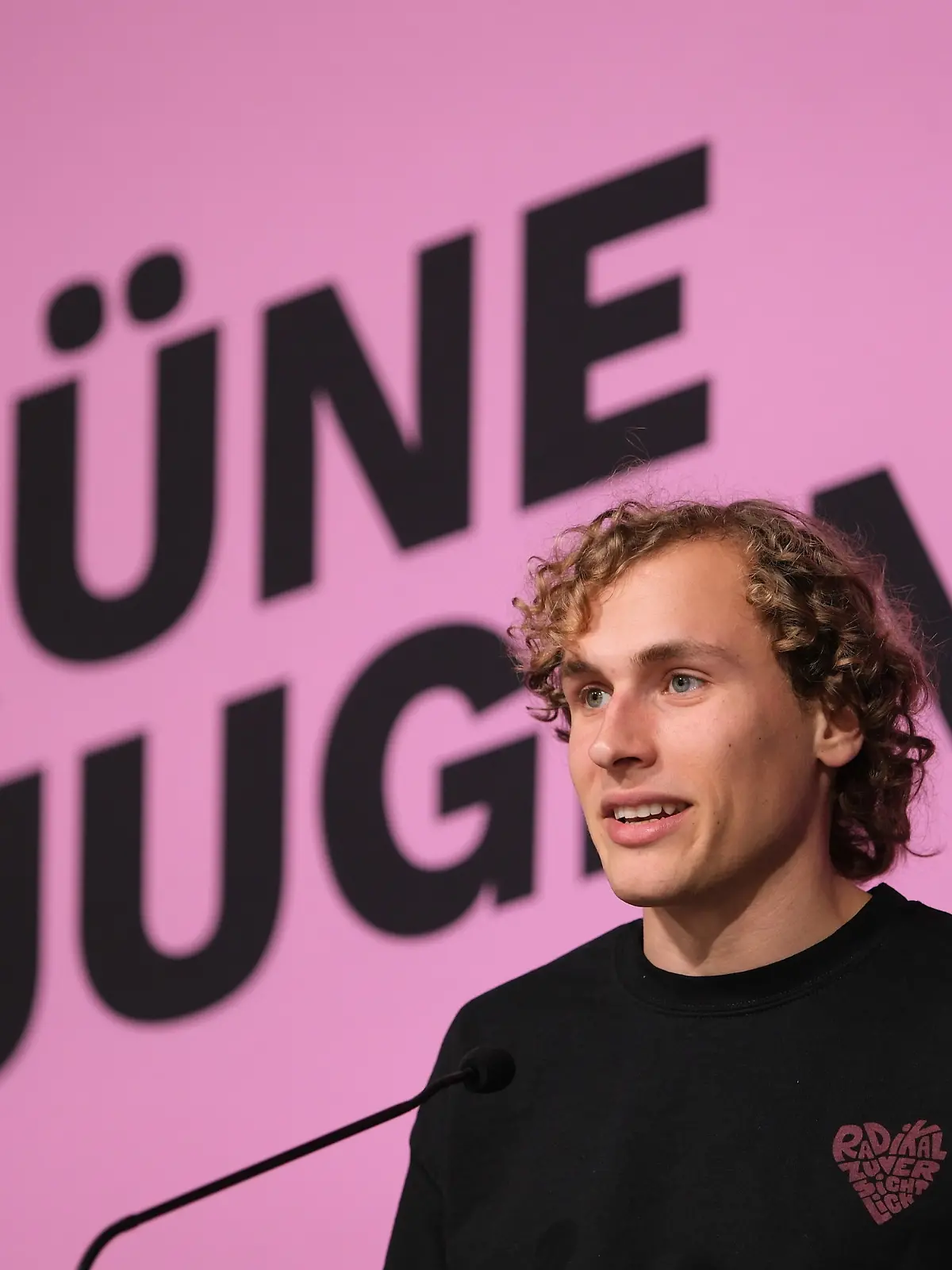 Jakob Blasel, Bewerber auf den Co-Bundesvorsitz der Grünen Jugend, spricht beim Bundeskongress der Jugendorganisation von Bündnis 90/Die Grünen. 