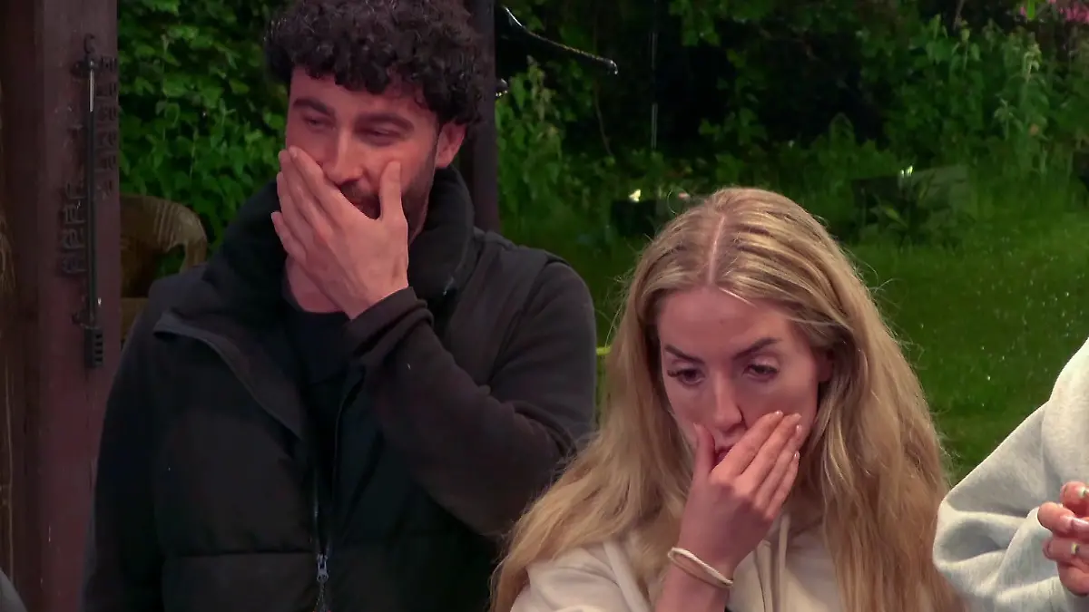 Umut und Emma trauen ihren Augen nicht: Ihre alten „Temptation Island VIP”-Widersacher ziehen ins Sommerhaus ein