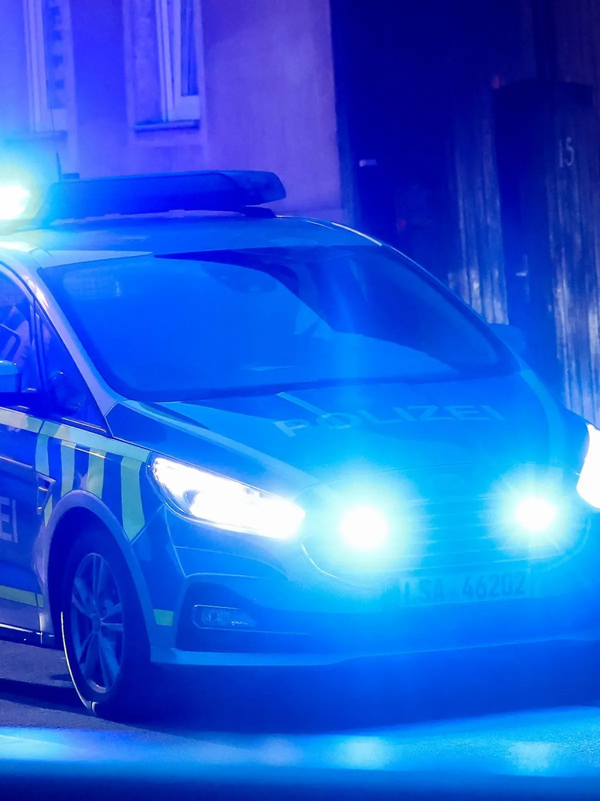 Bild zu: "Fahrer baut Unfall und lässt Beifahrer verletzt zurück"