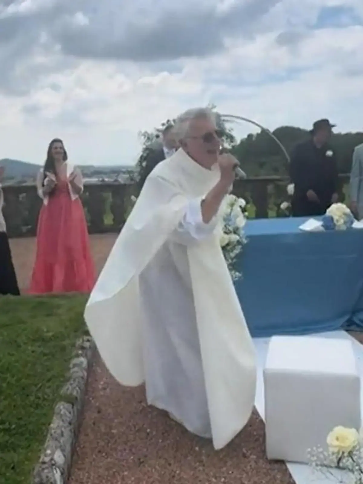 Bild zu: "Brautpaare wollen IHN! Mit diesem Party-Priester wird jede Predigt zum Mega-Hit"