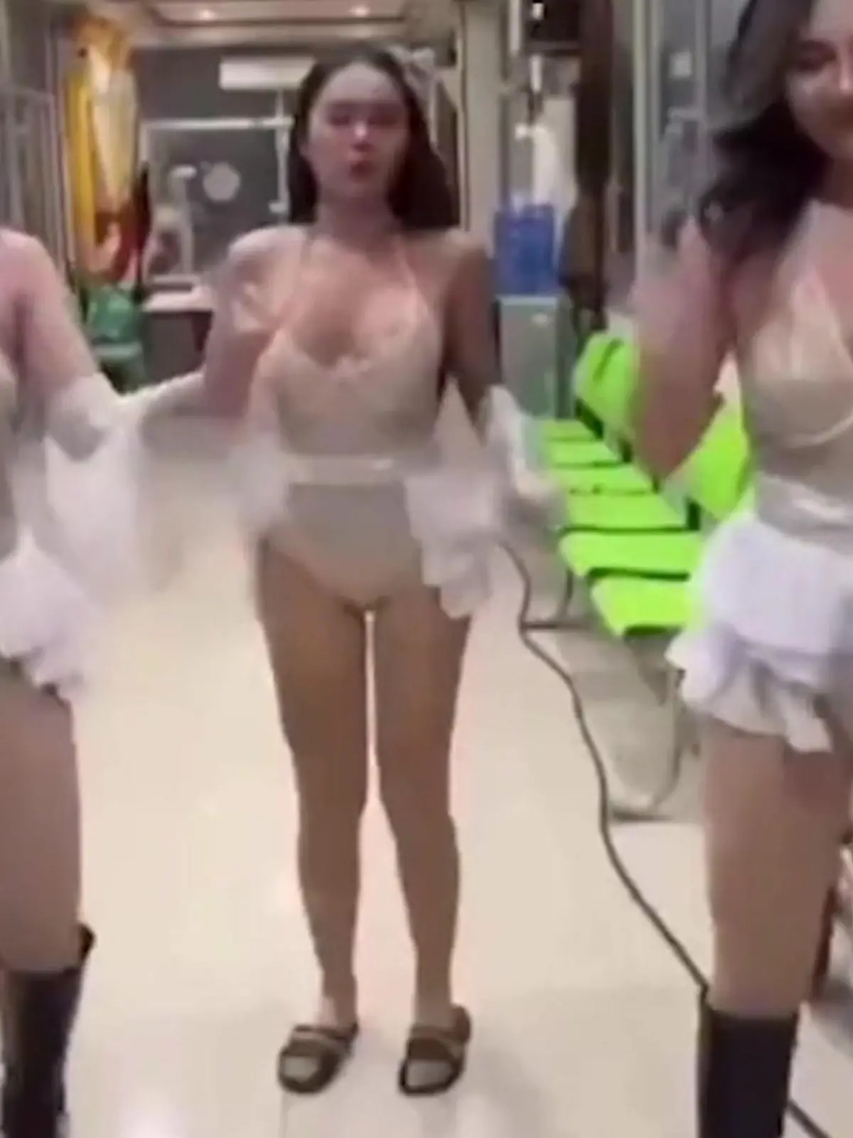Frauen drehen sexy Halbnackt-Video - auf Polizeiwache