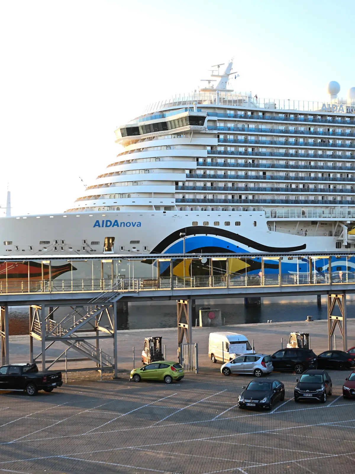 Bild zu: "Mädchen (11) bricht sich den Arm! Kreuzfahrtschiff dreht sofort um"