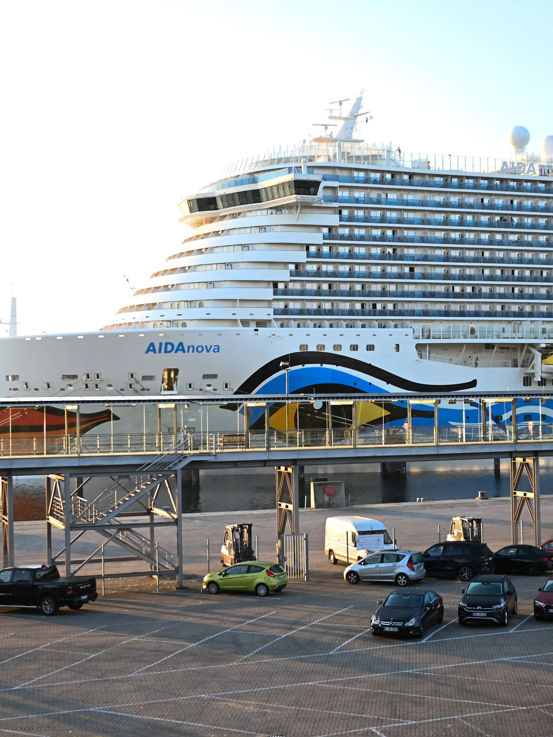 Bild zu: "Mädchen (11) bricht sich den Arm! Kreuzfahrtschiff dreht sofort um"