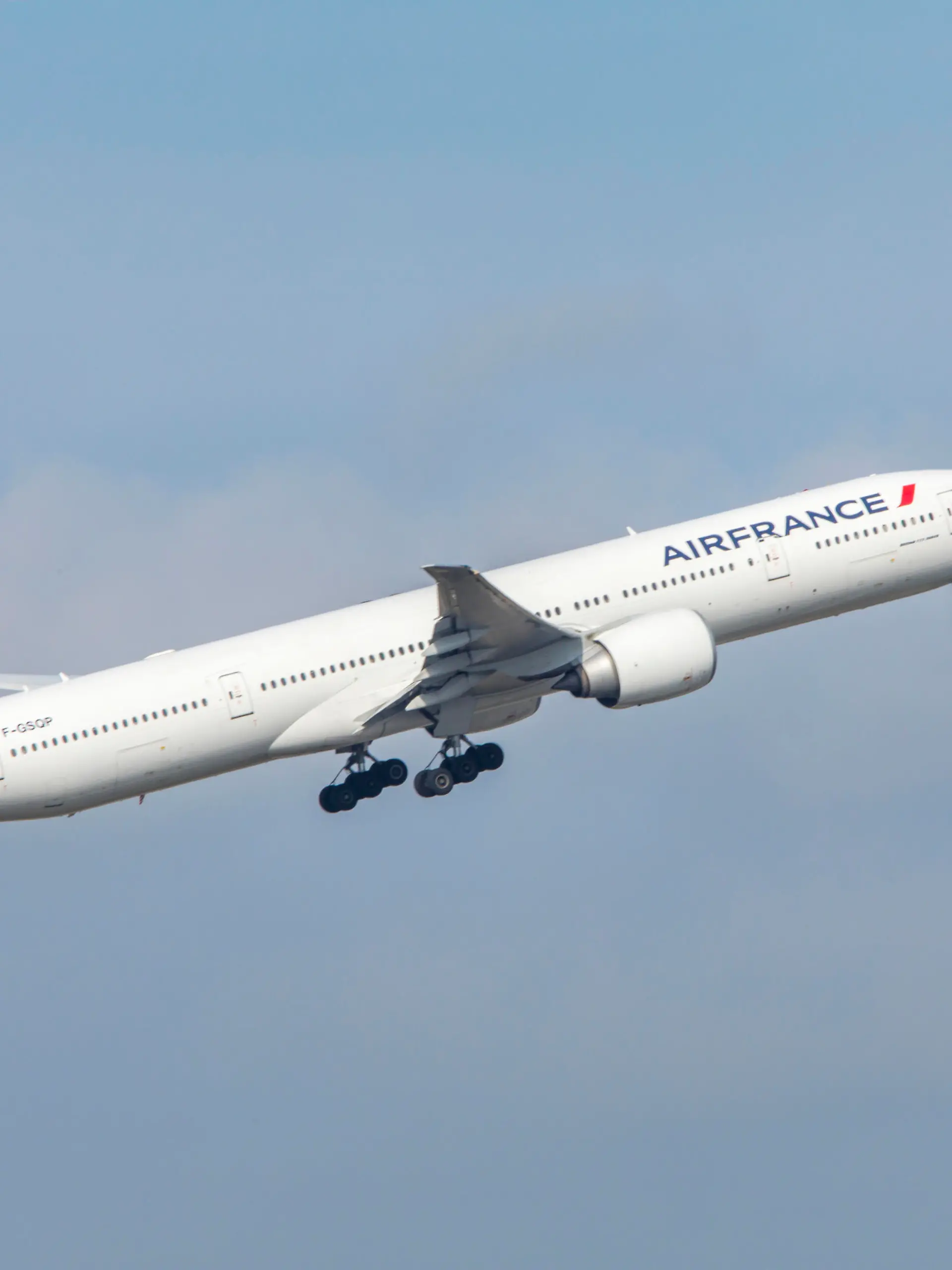 Eine Boeing 777-300 von Air France. Ein Flugzeug dieses Typs gerät bei der Landung am Flughafen Charles de Gaulle in Paris außer Kontrolle.
