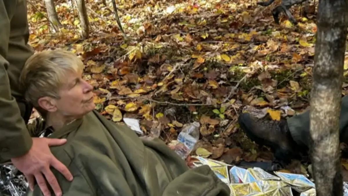 Eine Frau auf einer Trage. 