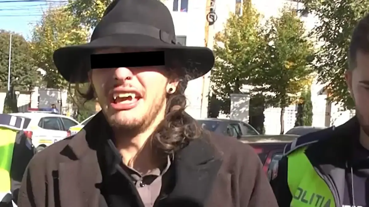 Ein Mann der aussieht, wie ein Vampier.