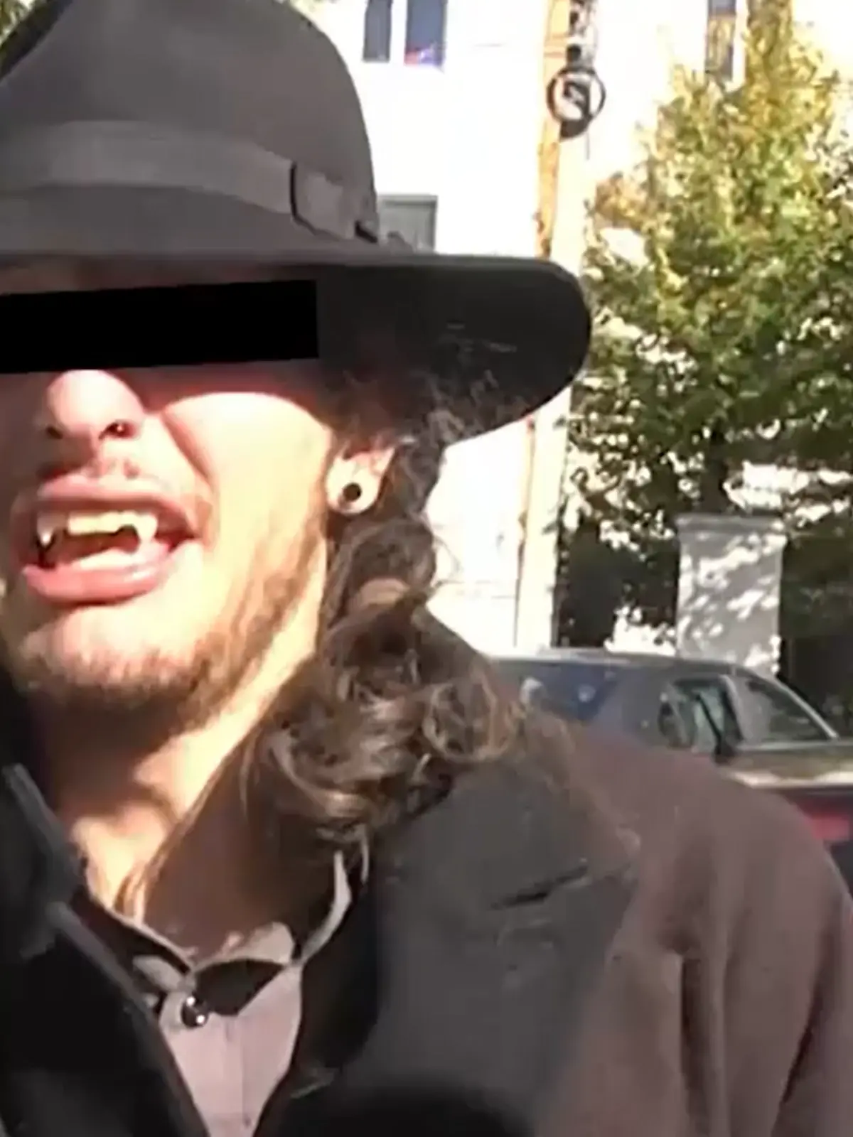 Ein Mann der aussieht, wie ein Vampier.