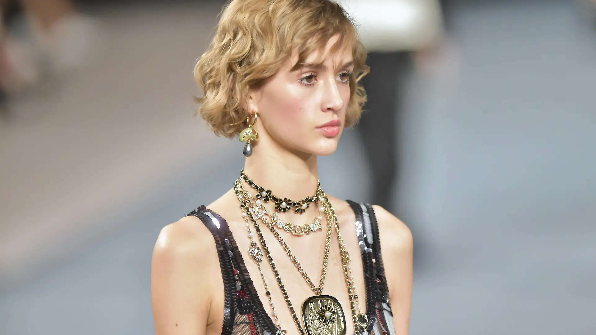 Chanel Runway Paris Fashion Week Womenswear F.W 2022.2023 PARIS, FRANCE MARCH 08 A model walks the runway during the Chanel Womenswear Fall Winter 2022.2023 show as part of Paris Fashion Week on March 08, 2022 in Paris, France. 277988 2022-03-07 PUBLICATIONxINxGERxAUTxONLY Copyright: xFranckxCastel/MPPx STAR_277988_031