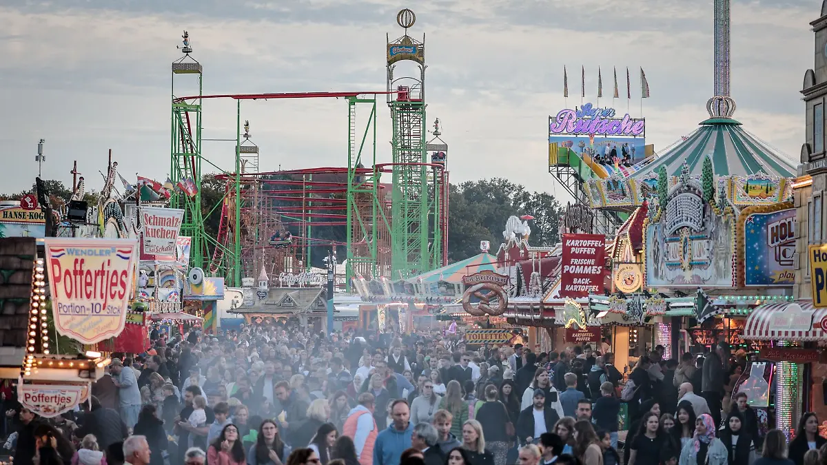 Mehr als 100 Messer sind bei Kontrollen am Eingang des Bremer Freimarkts sichergestellt worden. (Archivbild)