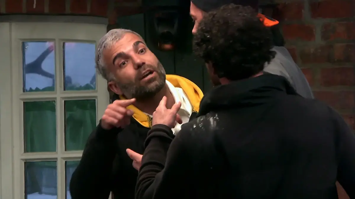 Rafi und Umut liefern sich im Sommerhaus einen Schlagabtausch