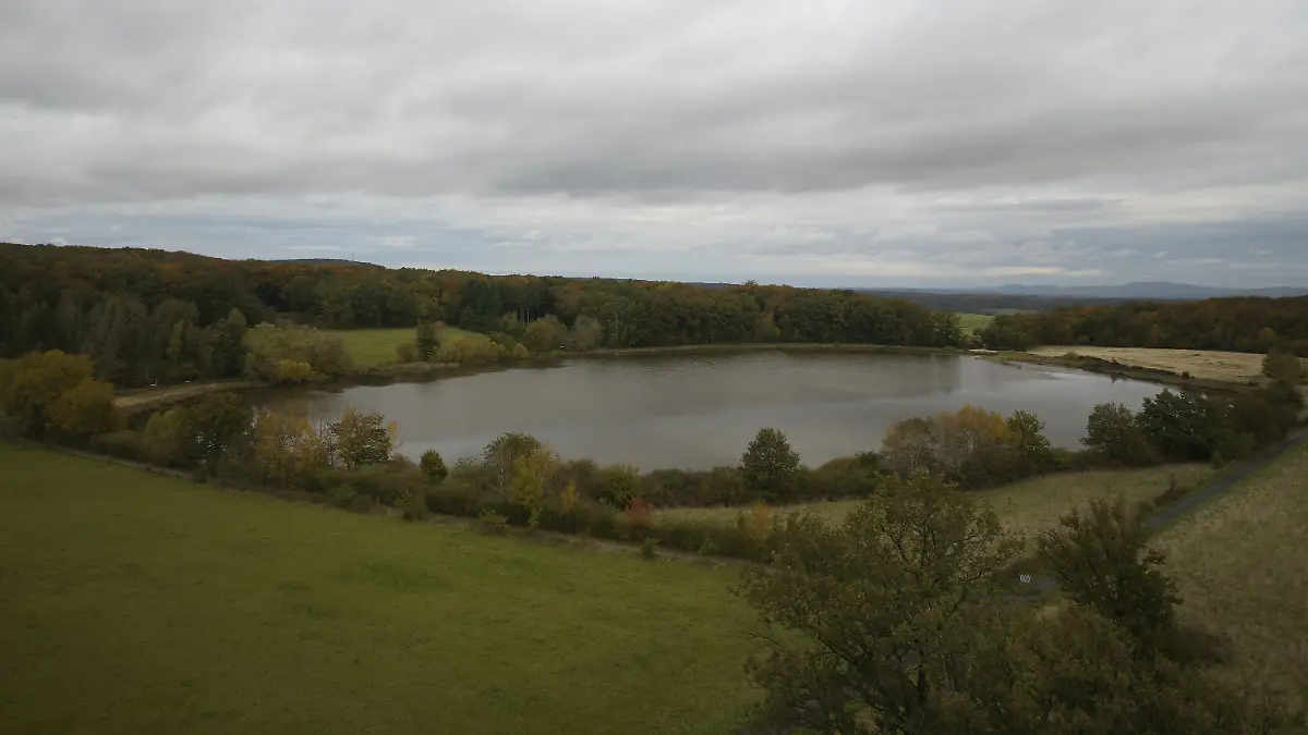 Der See Rodder Maar. In Niederdürenbach in der Eifel (Kreis Ahrweiler) sind am Sonntagmorgen (20.10.2024) in unmittelbarer Nähe des Rodder Maars zwei Leichen gefunden worden. 