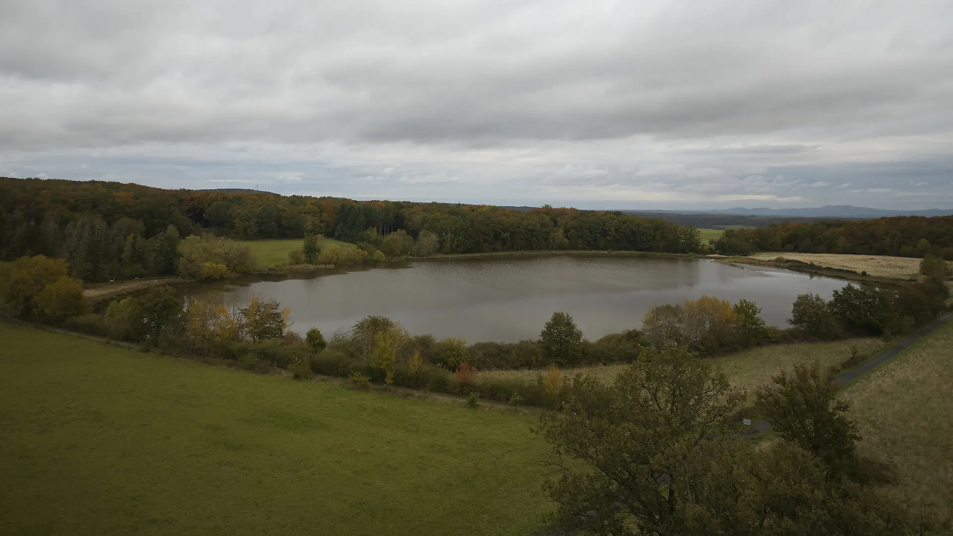 Der See Rodder Maar. In Niederdürenbach in der Eifel (Kreis Ahrweiler) sind am Sonntagmorgen (20.10.2024) in unmittelbarer Nähe des Rodder Maars zwei Leichen gefunden worden.