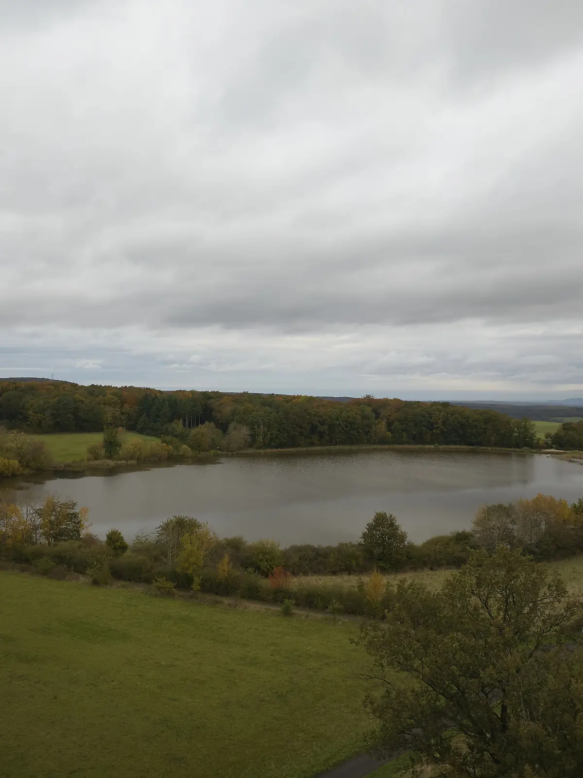 Der See Rodder Maar. In Niederdürenbach in der Eifel (Kreis Ahrweiler) sind am Sonntagmorgen (20.10.2024) in unmittelbarer Nähe des Rodder Maars zwei Leichen gefunden worden. 