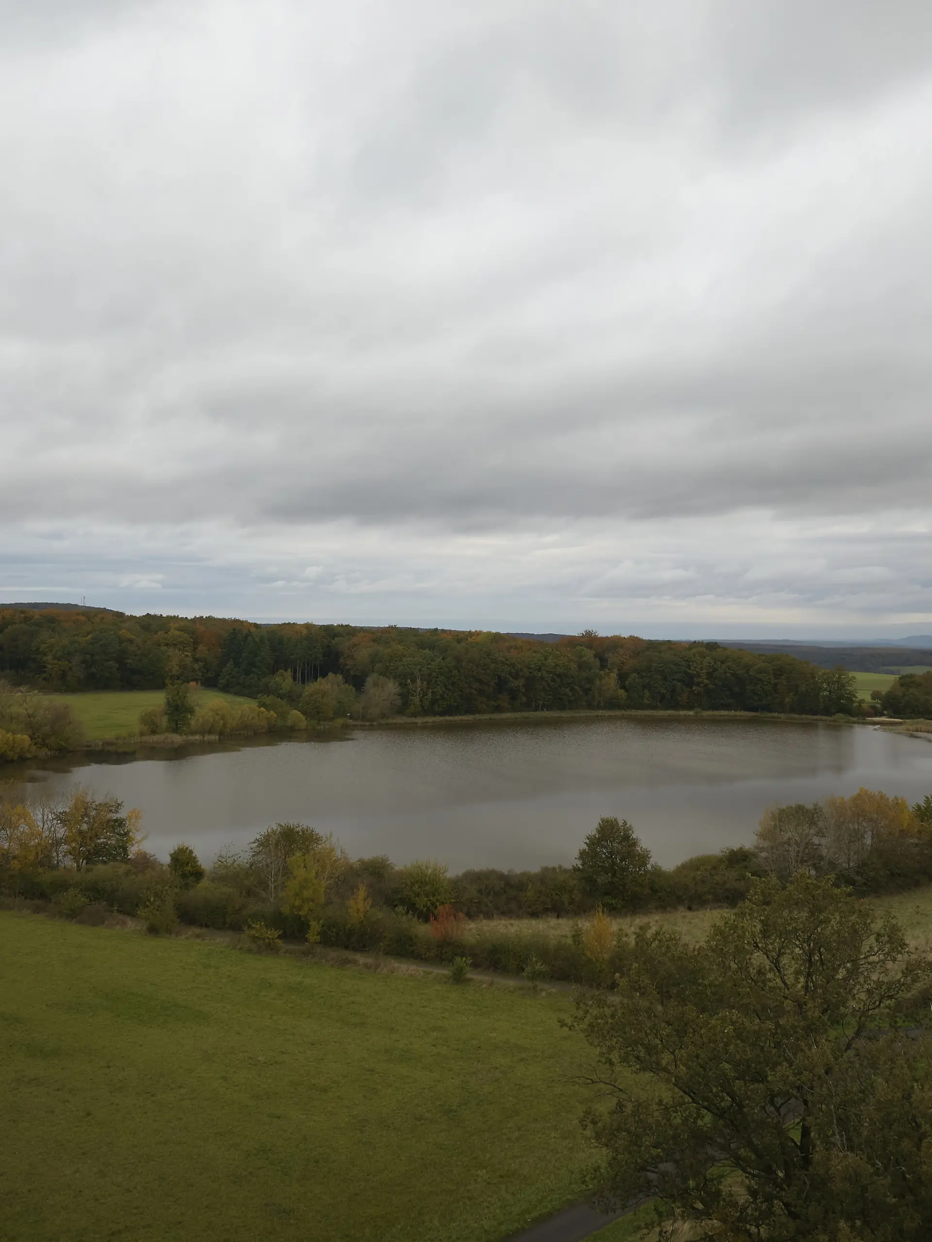 Der See Rodder Maar. In Niederdürenbach in der Eifel (Kreis Ahrweiler) sind am Sonntagmorgen (20.10.2024) in unmittelbarer Nähe des Rodder Maars zwei Leichen gefunden worden. 