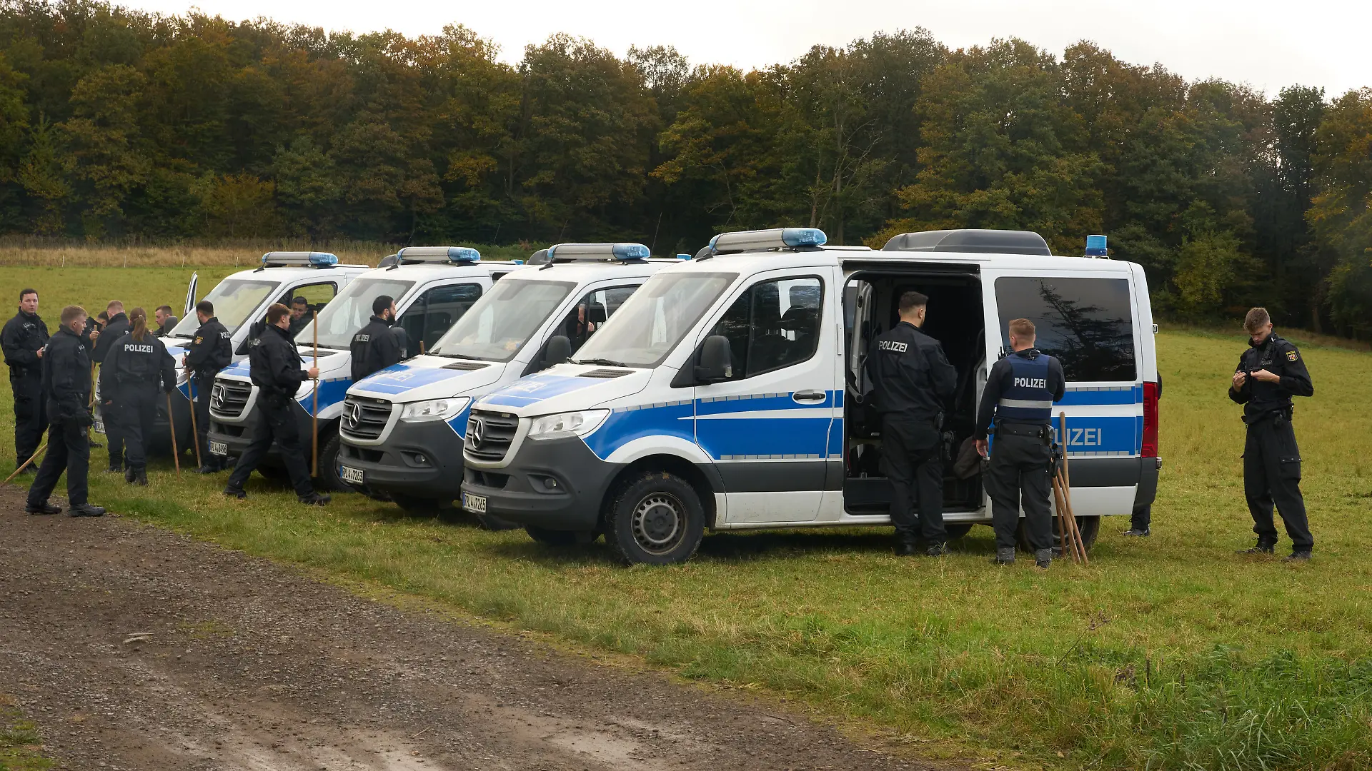 Polizisten suchen die Umgebung ab.