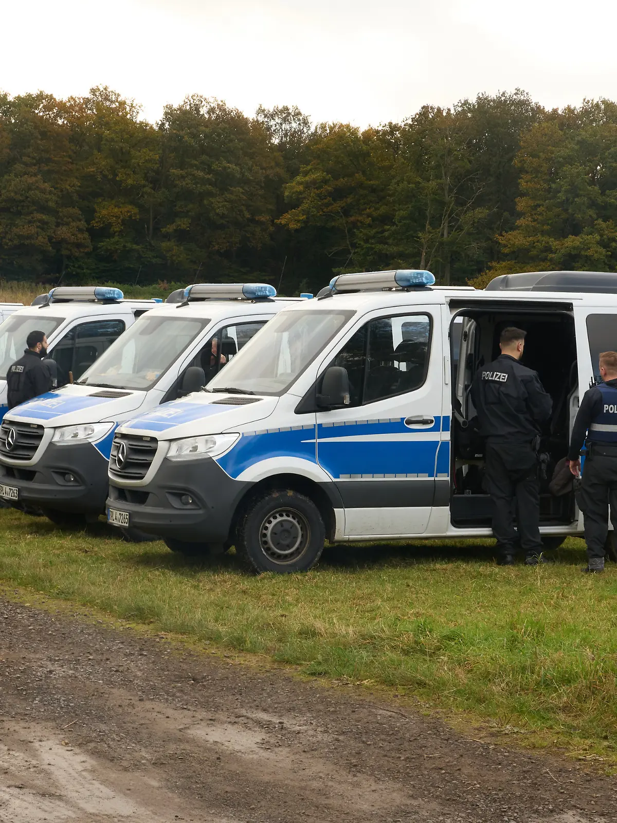 Polizisten suchen die Umgebung ab. 
