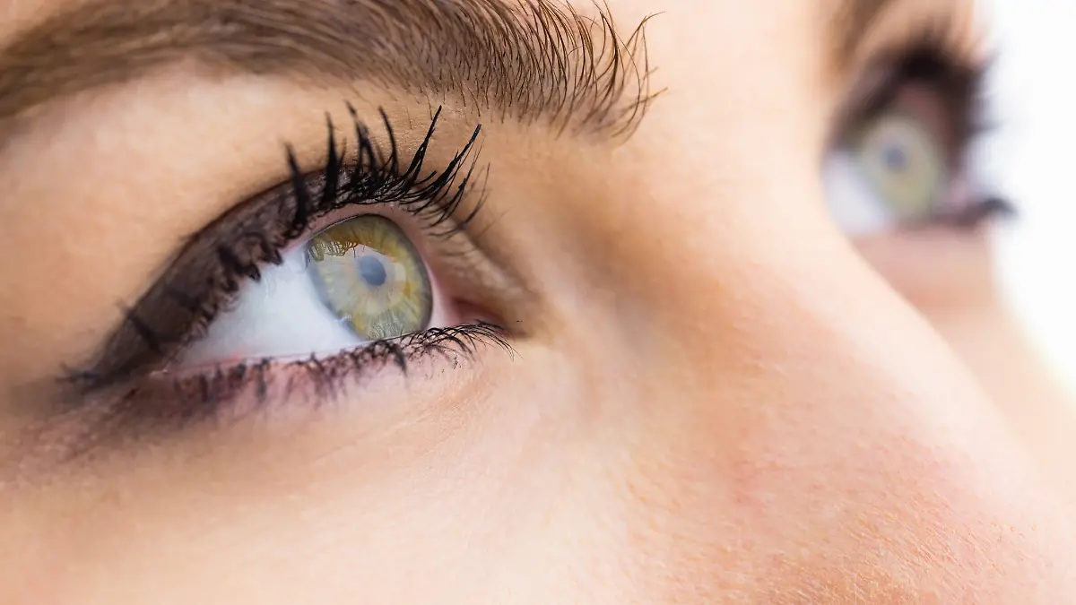 Eine Frau mit verklebten Wimpern. 