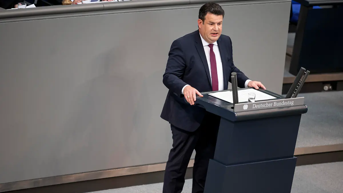 28.04.2022, Berlin: Hubertus Heil (SPD), Bundesminister für Arbeit und Soziales, spricht zum Tagesordnungspunkt «Mindestlohn - geringfügige Beschäftigung» im Bundestag. Themen der Sitzung sind unter anderem Waffenlieferungen an die Ukraine und steigende Energiekosten. Foto: Fabian Sommer/dpa +++ dpa-Bildfunk +++