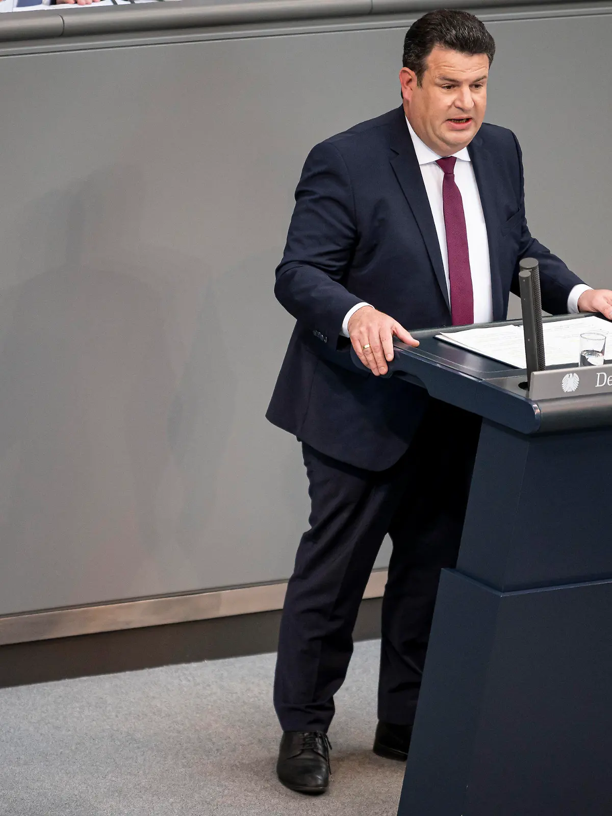 28.04.2022, Berlin: Hubertus Heil (SPD), Bundesminister für Arbeit und Soziales, spricht zum Tagesordnungspunkt «Mindestlohn - geringfügige Beschäftigung» im Bundestag. Themen der Sitzung sind unter anderem Waffenlieferungen an die Ukraine und steigende Energiekosten. Foto: Fabian Sommer/dpa +++ dpa-Bildfunk +++