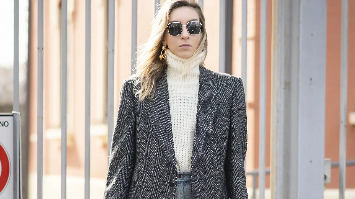 Zwei Basics, die in jede Capsule Wardrobe gehören: Rollkragenpullover und Blazer