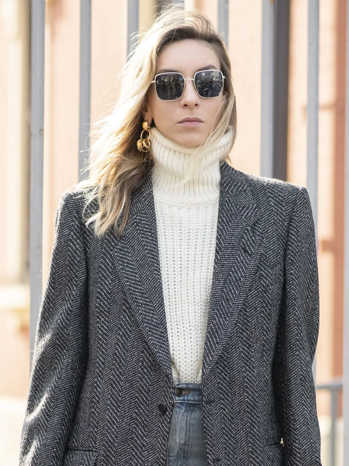 Zwei Basics, die in jede Capsule Wardrobe gehören: Rollkragenpullover und Blazer