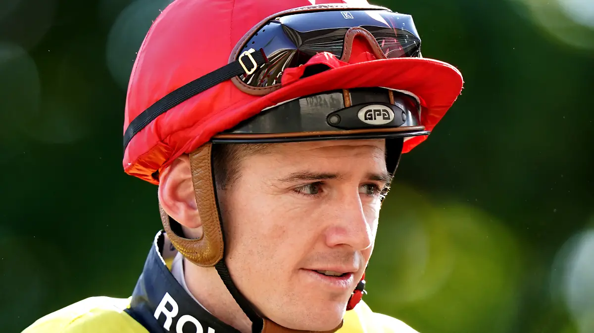 Jockey Jason Collett (33) eilte nach dem Sturz sofort zu seinem Pferd.