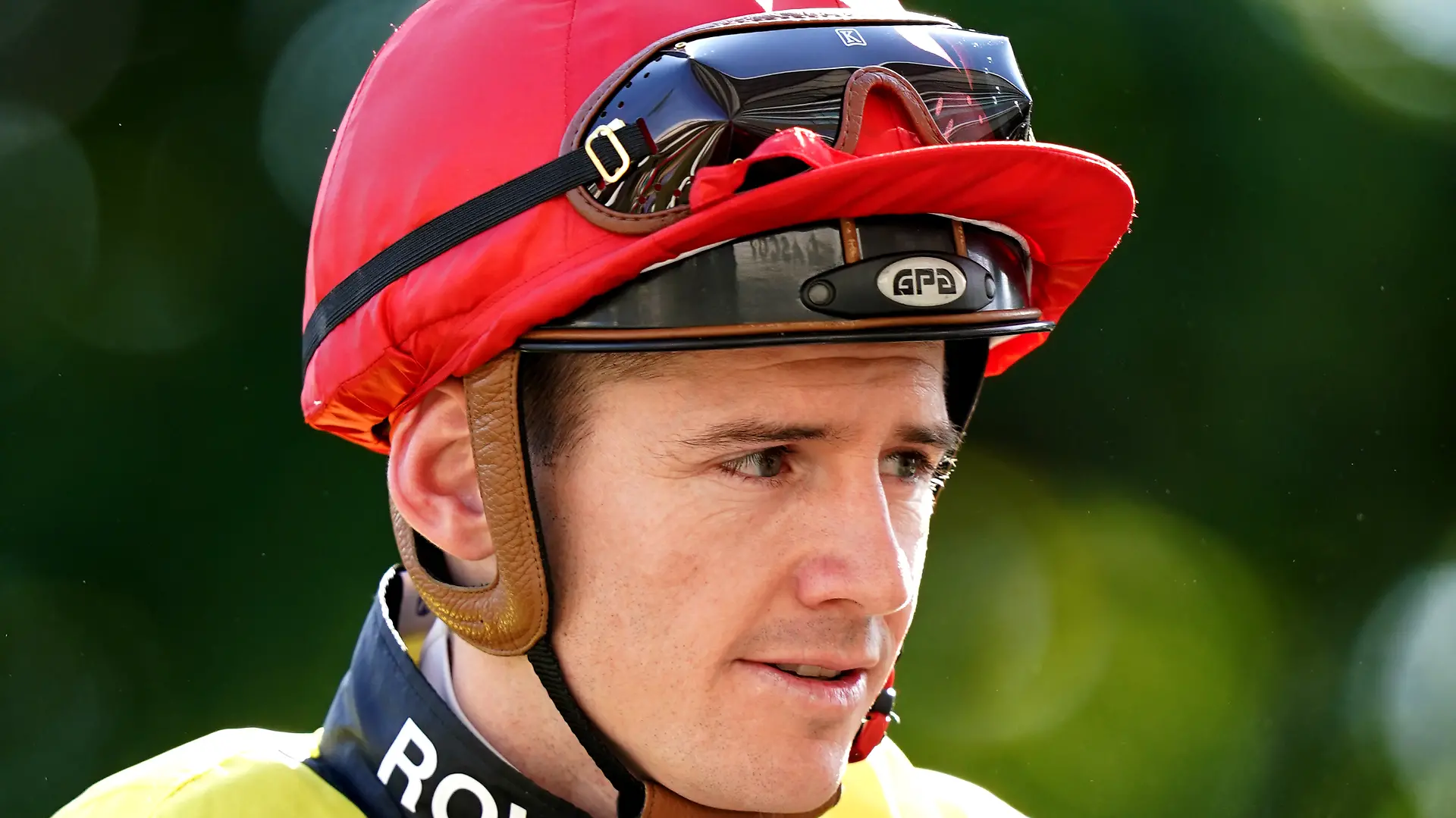 Jockey Jason Collett (33) eilte nach dem Sturz sofort zu seinem Pferd.