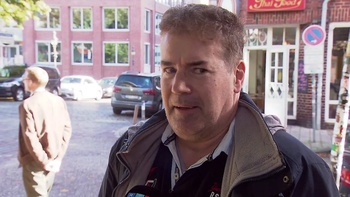 Anwohner Roland Meister (55) redet vor der Kamera mit einer RTL-Reporterin und beschreibt, wie schockiert er ist.