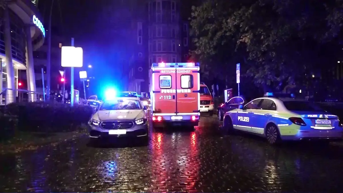 Ermittler sichern Spuren am Tatort in der Hamburger Neustadt.