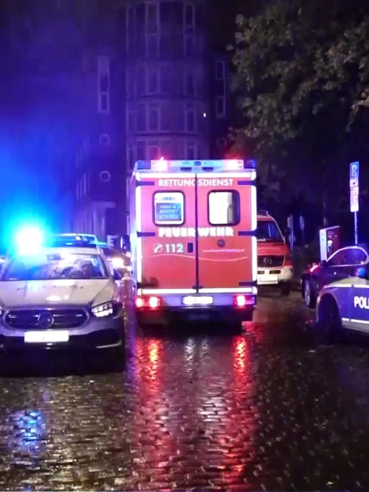 Ermittler sichern Spuren am Tatort in der Hamburger Neustadt.
