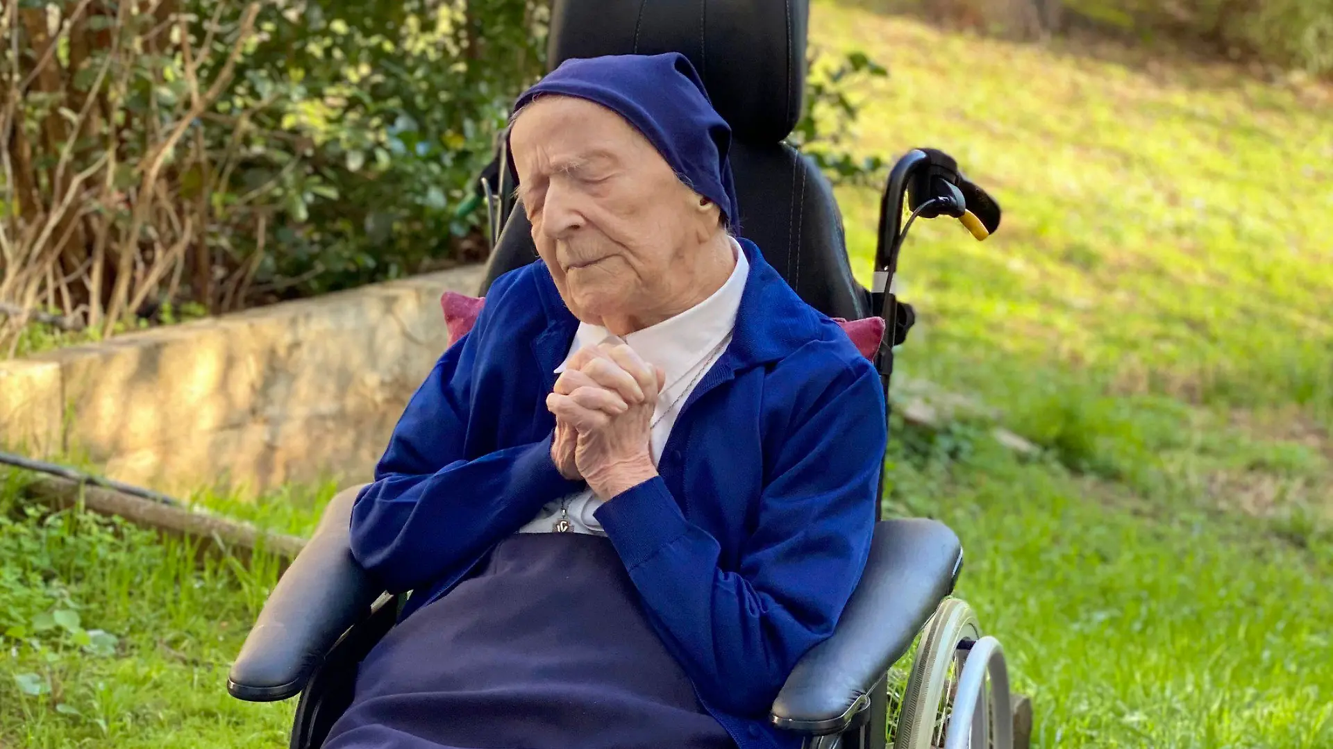 HANDOUT - 10.02.2021, Frankreich, Toulon: Dieses vom Pflegeheim Sainte-Catherine Laboure zur Verfügung gestellte Foto zeigt Schwester Andre (Geburtsname Lucile Randon). Mit 117 Jahren führt sie die Liste der ältesten Frauen Europas an - und hat gerade erst eine Infektion mit dem Coronavirus überstanden. Schwester André feierte am 11.02.2021 ihren Geburtstag in einem Altersheim in Toulon in Südfrankreich. (zu dpa: «Französische Ordensfrau feiert 117. Geburtstag nach Corona-Infektion») Foto: David Tavella/Sainte-Catherine Laboure care home/AP/dpa - ACHTUNG: Nur zur redaktionellen Verwendung im Zusammenhang mit der aktuellen Berichterstattung und nur mit vollständiger Nennung des vorstehenden Credits. Keine Verwendung nach dem 25.02.2021. +++ dpa-Bildfunk +++