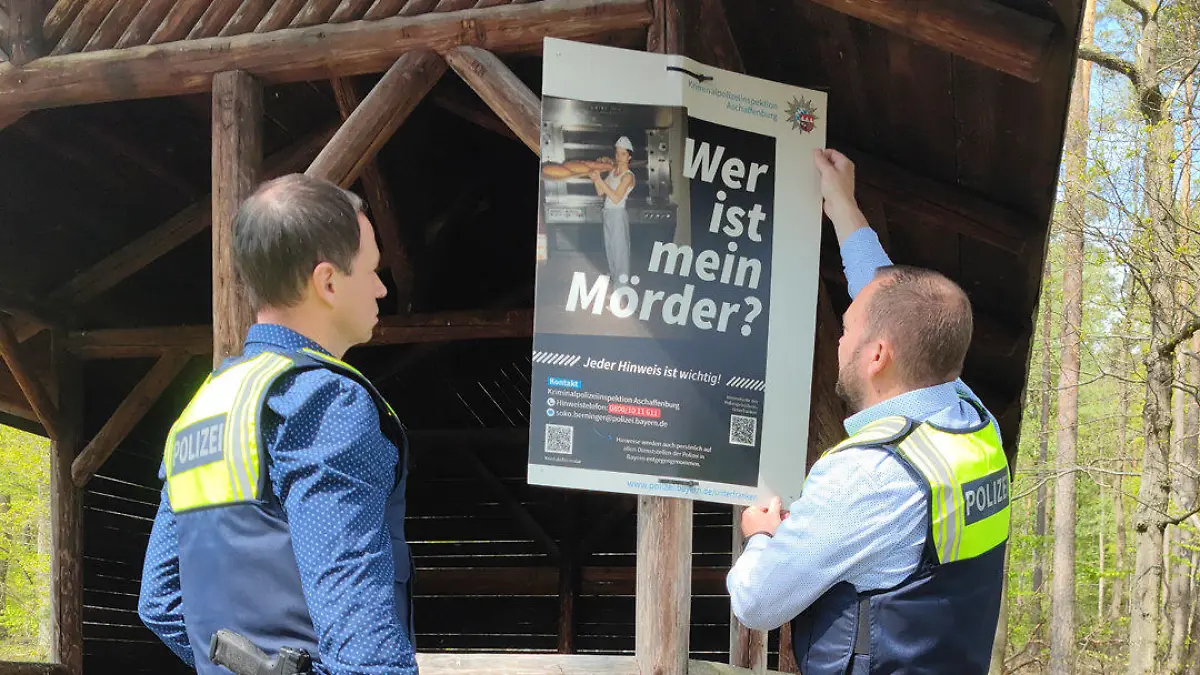 HANDOUT - 25.04.2022, Bayern, Wörth am Main: Ermittler hängen Hinweisschilder zum Fall Klaus Berninger auf. Der Bäckerlehrling war 1990 in Unterfranken verschwunden. Die Polizei geht davon aus, dass er getötet wurde. In den letzten Tagen hing die Polizei in Wörth am Main und am vermutlichen Tatort Plakate auf. (Zu dpa «Rund 20 Hinweise im «Cold Case» Klaus Berninger») Foto: Polizei/Polizeipräsidium Unterfranken/dpa - ACHTUNG: Nur zur redaktionellen Verwendung im Zusammenhang mit der aktuellen Berichterstattung und nur mit vollständiger Nennung des vorstehenden Credits +++ dpa-Bildfunk +++