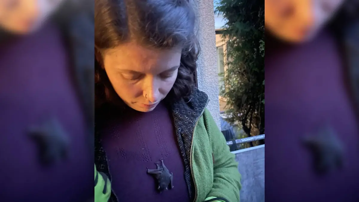 Elina Öfele mit einer Fledermaus an ihrem Kleid vor ihrem Zuhause
