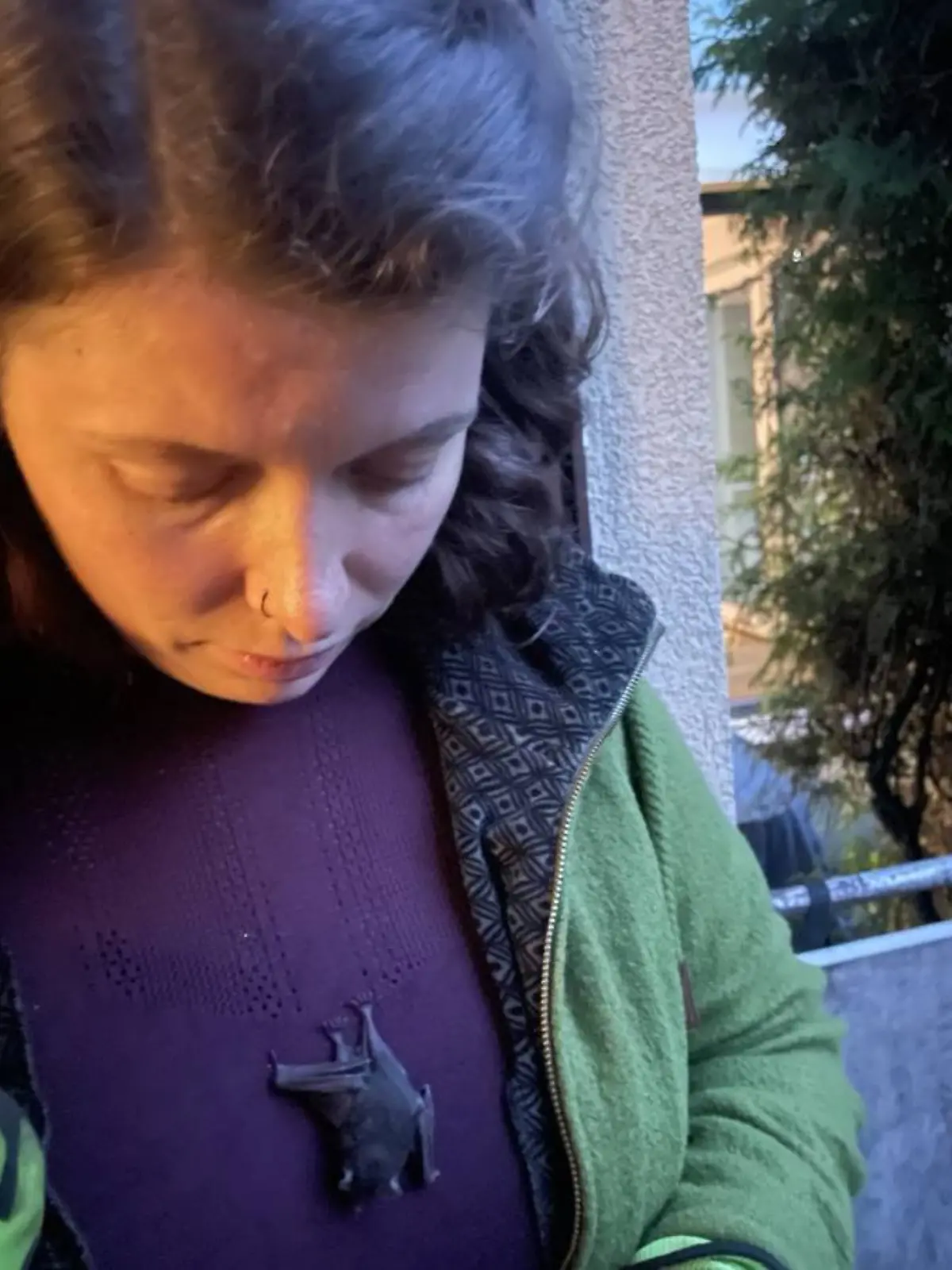Elina Öfele mit einer Fledermaus an ihrem Kleid vor ihrem Zuhause 