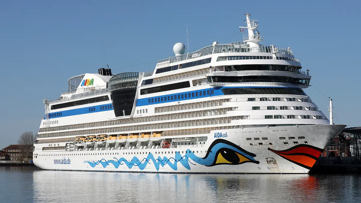 Die „Aidasol” liegt am Kreuzfahrtterminal, um die neue Landstromanlage zu testen. Die bereits im Sommer 2020 fertiggestellte Anlage ist nach Hafen-Angaben aktuell die größte Europas und kann bis zu 20 Megavoltampere elektrische Energie liefern. Damit könnten künftig zwei Kreuzfahrtschiffe gleichzeitig mit Strom beliefert werden.