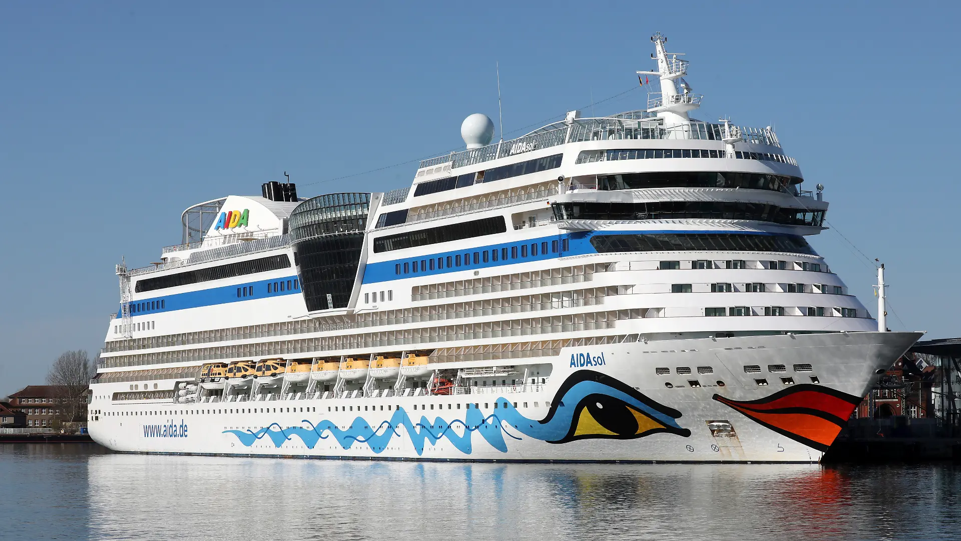 Die „Aidasol” liegt am Kreuzfahrtterminal, um die neue Landstromanlage zu testen. Die bereits im Sommer 2020 fertiggestellte Anlage ist nach Hafen-Angaben aktuell die größte Europas und kann bis zu 20 Megavoltampere elektrische Energie liefern. Damit könnten künftig zwei Kreuzfahrtschiffe gleichzeitig mit Strom beliefert werden.