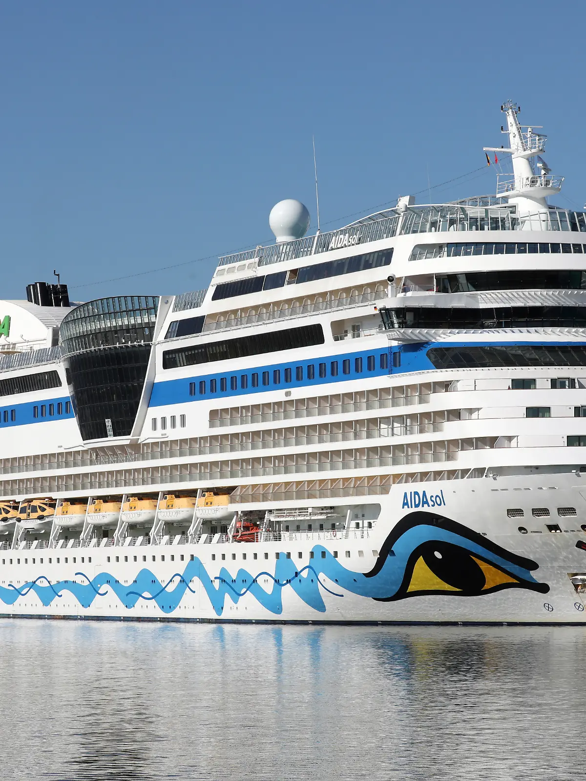 Die „Aidasol” liegt am Kreuzfahrtterminal, um die neue Landstromanlage zu testen. Die bereits im Sommer 2020 fertiggestellte Anlage ist nach Hafen-Angaben aktuell die größte Europas und kann bis zu 20 Megavoltampere elektrische Energie liefern. Damit könnten künftig zwei Kreuzfahrtschiffe gleichzeitig mit Strom beliefert werden.