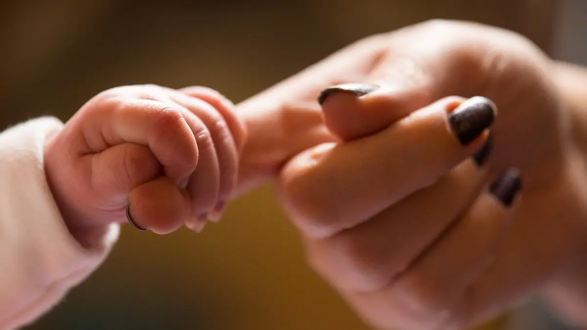 Symbolbild: Baby greift nach Hand