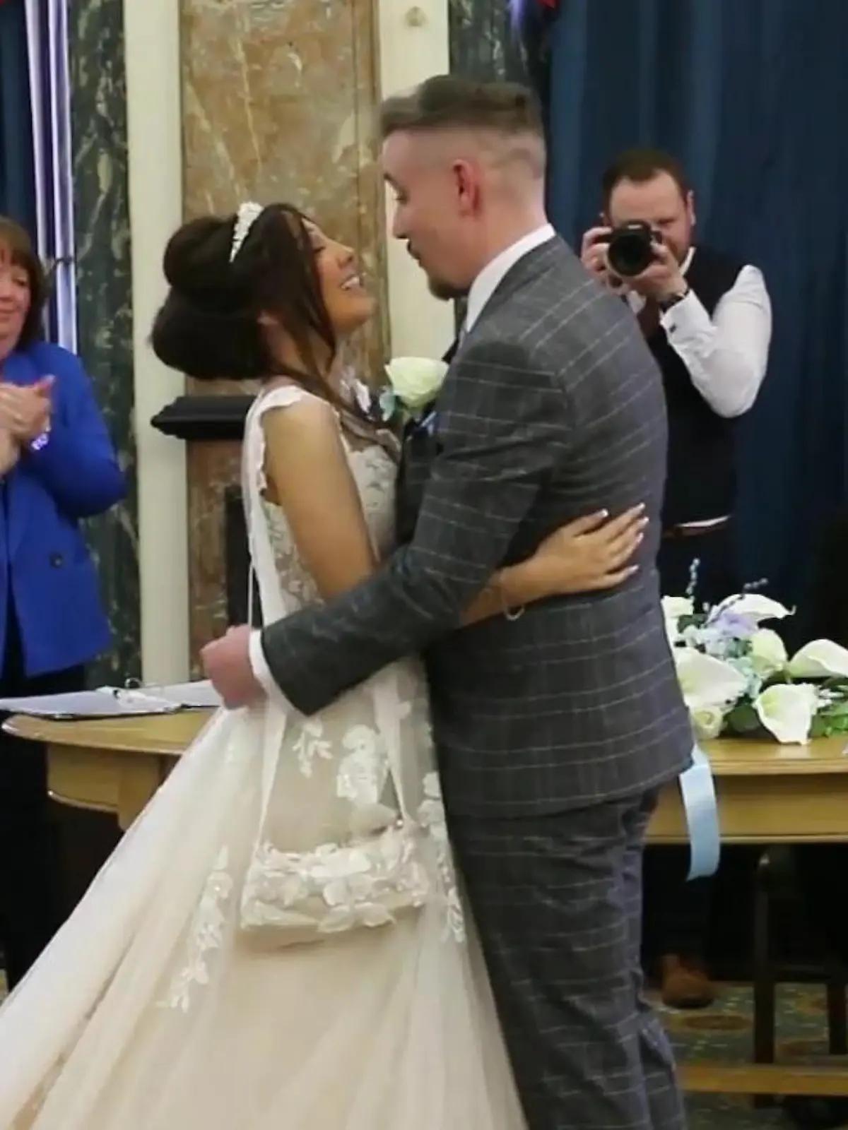 Diese junge Frau wird nicht mehr lange leben. Sie hat Eierstockkrebs im vierten Stadium. Doch trotzdem will sie ihre Jugendliebe heiraten.