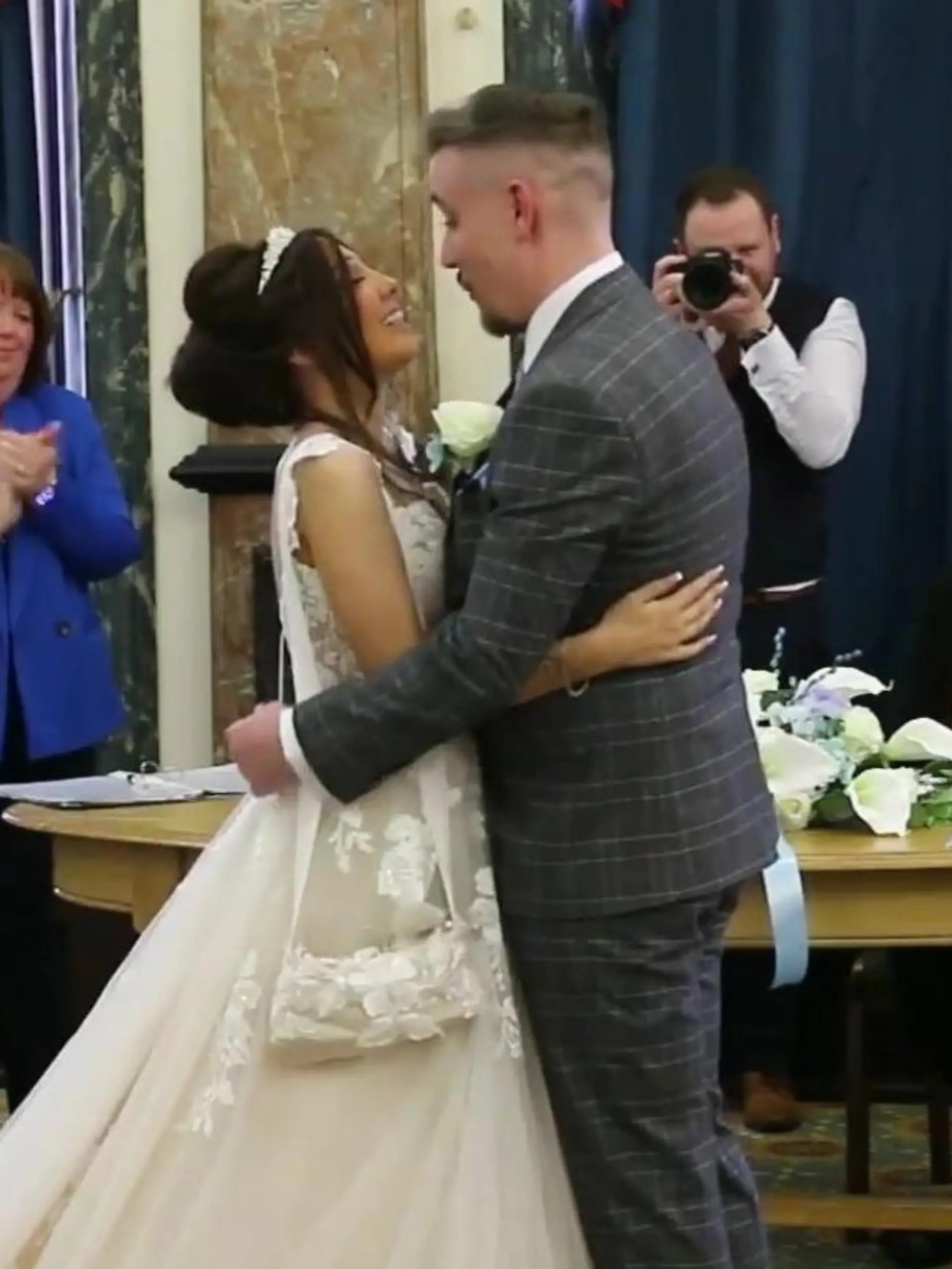 Diese junge Frau wird nicht mehr lange leben. Sie hat Eierstockkrebs im vierten Stadium. Doch trotzdem will sie ihre Jugendliebe heiraten.