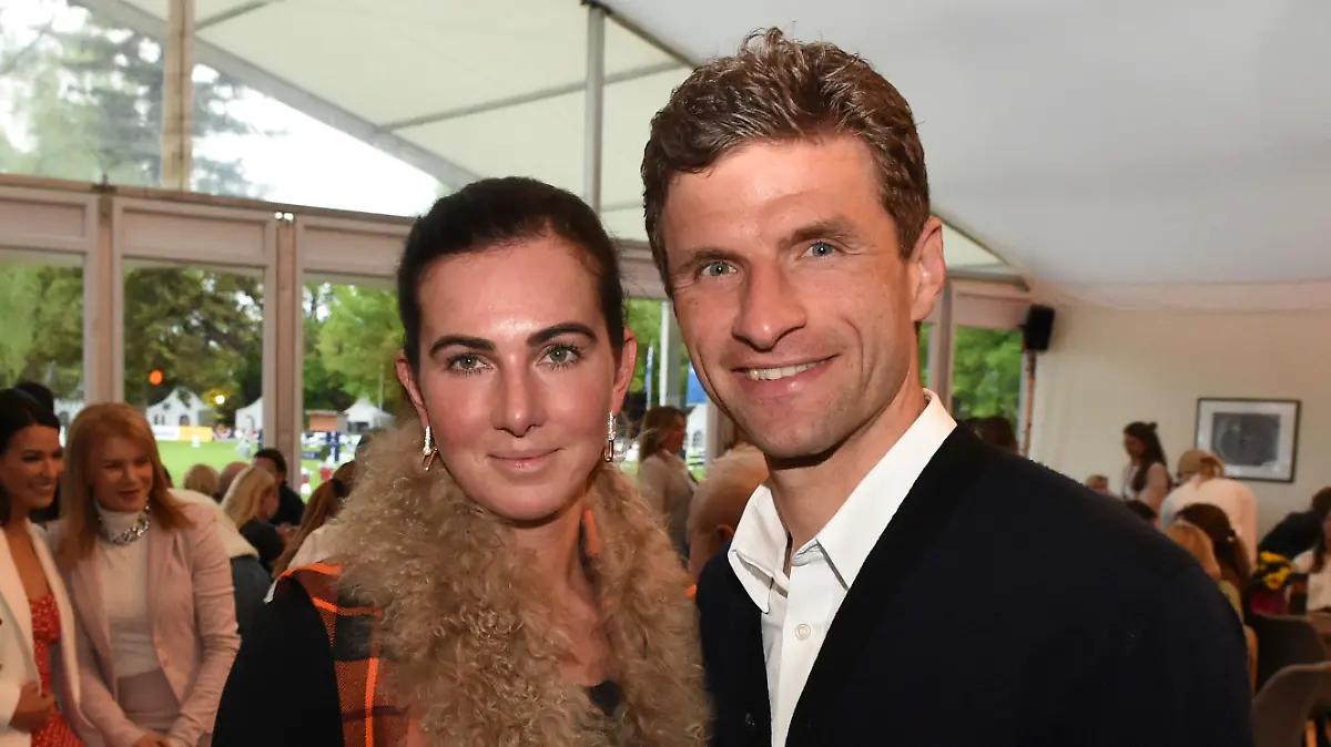 Es kriselt wohl: Thomas Müller mit seiner Ehefrau