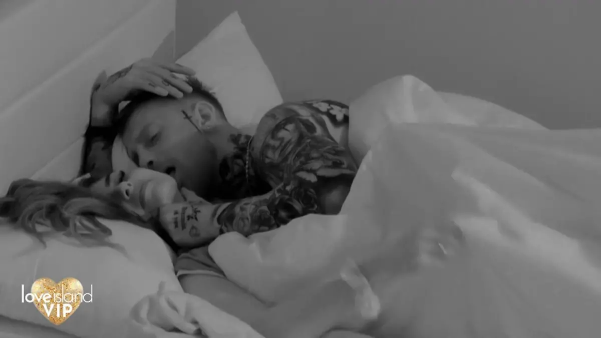 Yeliz Koc wird von Gigi Birofio geleckt