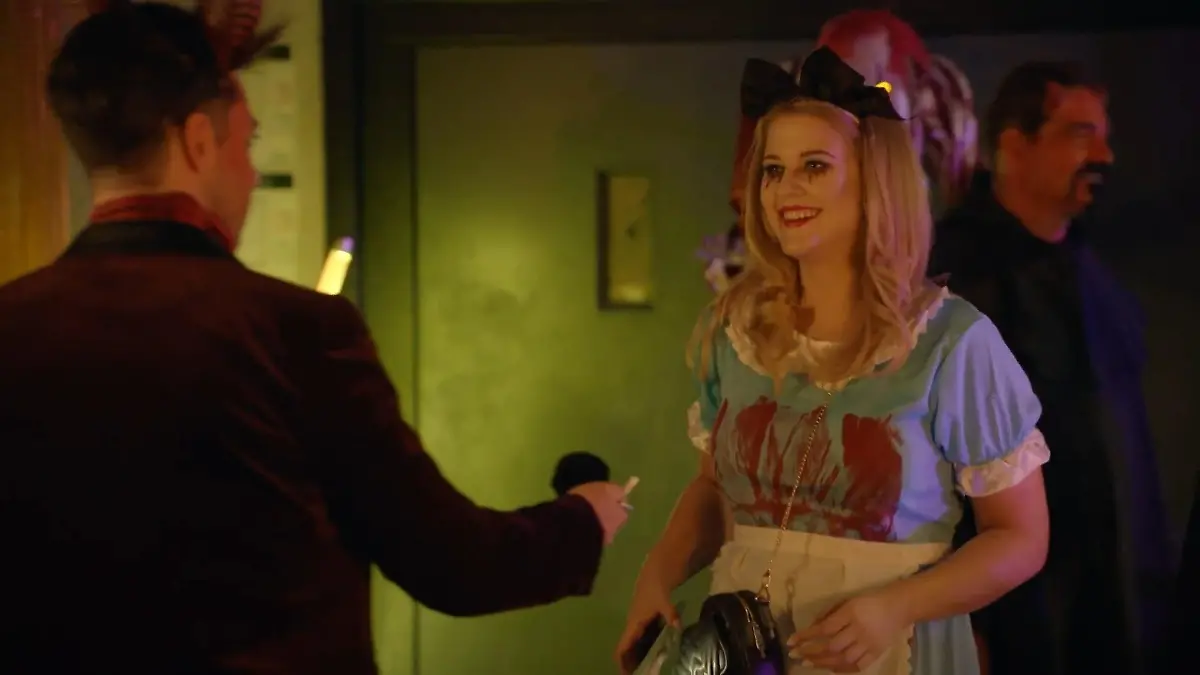 Wie schon bei ihrem ersten Kennenlernen treffen sich Carlos und Alicia jetzt erneut auf einer Halloween-Party.