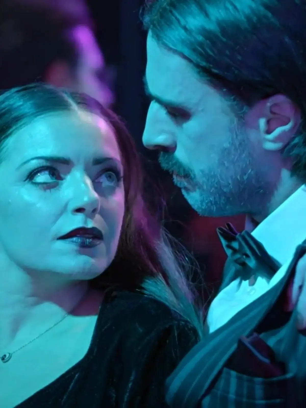 Wie nah kommen sich Emily und Tobias auf der Halloween-Party? 