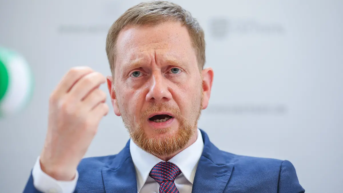 ARCHIV - 20.06.2023, Sachsen, Markkleeberg: Michael Kretschmer (CDU), Ministerpräsident von Sachsen, spricht nach einer auswärtigen Kabinettssitzung zu einer Pressekonferenz im Rathaus. Sachsens Ministerpräsident Michael Kretschmer sieht die ostdeutschen Länder in vielen politischen Fragen geeint. (zu dpa: «Kretschmer: Osten braucht mehr Investitionen und weniger Bürokratie») Foto: Jan Woitas/dpa +++ dpa-Bildfunk +++