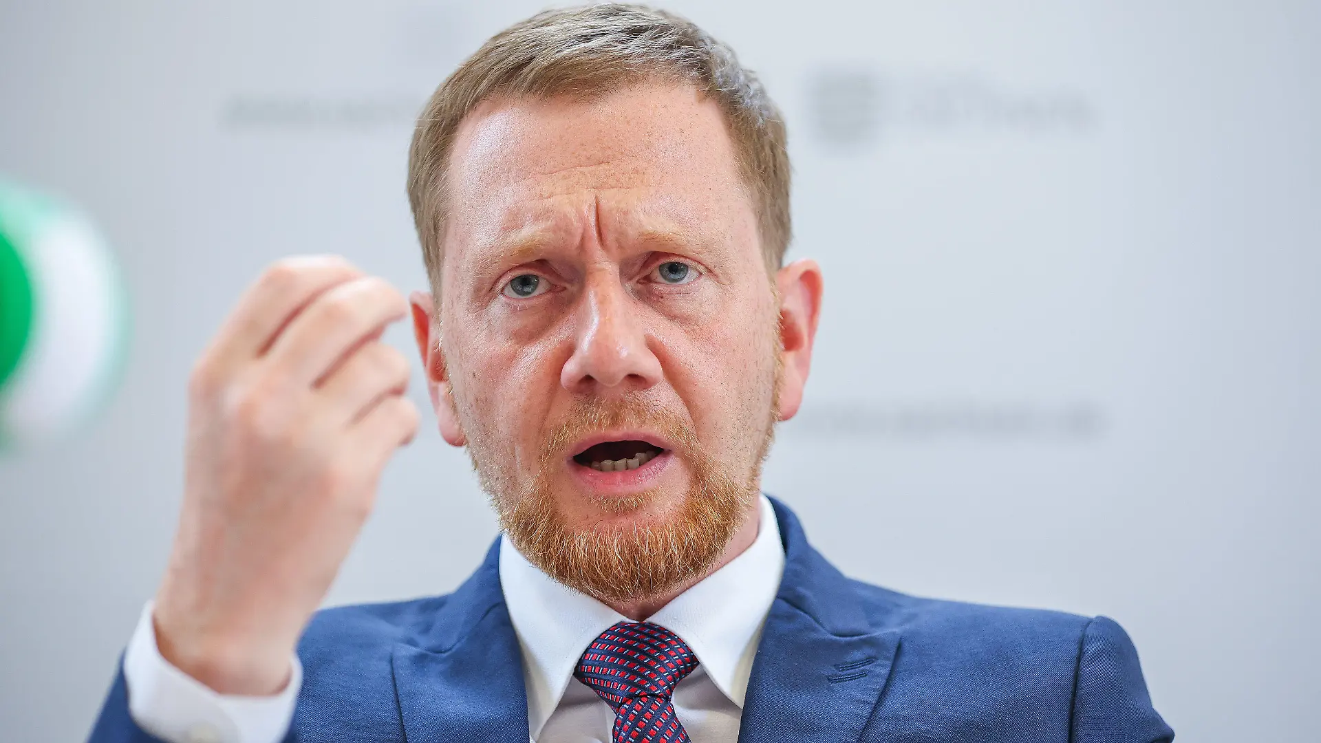ARCHIV - 20.06.2023, Sachsen, Markkleeberg: Michael Kretschmer (CDU), Ministerpräsident von Sachsen, spricht nach einer auswärtigen Kabinettssitzung zu einer Pressekonferenz im Rathaus. Sachsens Ministerpräsident Michael Kretschmer sieht die ostdeutschen Länder in vielen politischen Fragen geeint. (zu dpa: «Kretschmer: Osten braucht mehr Investitionen und weniger Bürokratie») Foto: Jan Woitas/dpa +++ dpa-Bildfunk +++