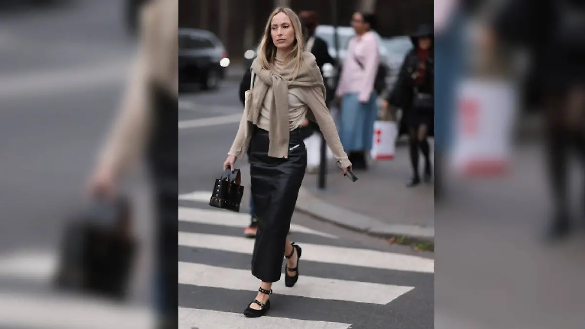 Ein zeitloser Look von der Pariser Fashion Week, in dem der lange Lederrock des georgischen Designers Aleksandre Akhalkatsishvili das Highlight ist